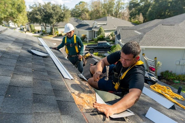 roofer-inspection-closeup